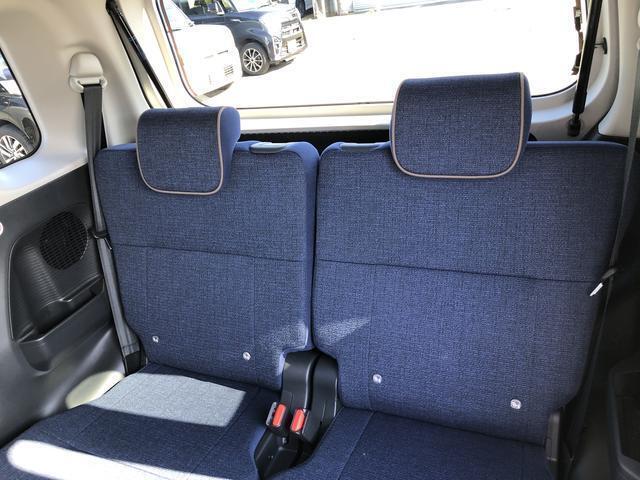 リヤシートも足元広々空間。