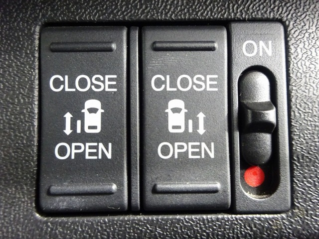 運転席からもスライドドアをボタン操作でスピーディーに開閉できます！またスマートキーでも操作できるので便利です。