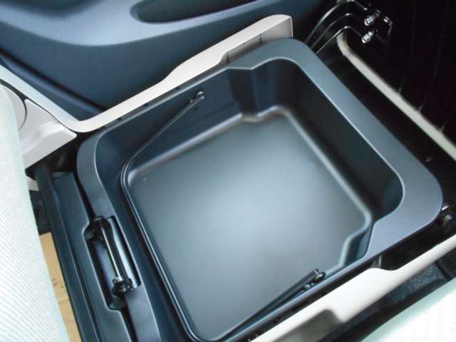 助手席下に収納BOX！