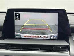 【バックモニター】後ろのカメラの映像がモニターに映し出されるので、後方の見えない死角や、障害物との距離感などもしっかり安全確認することができます！