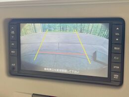 【バックカメラ】駐車時に後方がリアルタイム映像で確認できます。大型商業施設や立体駐車場での駐車時や、夜間のバック時に大活躍！運転スキルに関わらず、今や必須となった装備のひとつです！