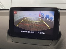 リバースギアに入れるだけで後方の表示へ切り替わります。夜間や雨の日の駐車も楽になりますよ。