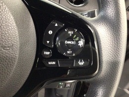 【アダプティブ・クルーズ・コントロール】予め設定した車速内でクルマが自動的に加減速。 前走車との適切な車間距離を維持しながら追従走行し、高速道路でのドライバーの疲労を軽減してくれる嬉しい機能付♪