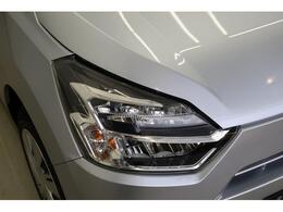 低消費電力で明るい光を放つLEDヘッドランプで視界の確保。