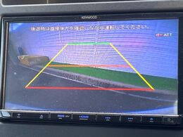 【バックカメラ】駐車時に後方がリアルタイム映像で確認できます。大型商業施設や立体駐車場での駐車時や、夜間のバック時に大活躍！運転スキルに関わらず、今や必須となった装備のひとつです！