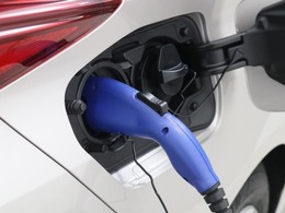 PHEVならでは、外部から電気を充電して車を動かすことが出来ますよ。詳しくはスタッフまでお問合せ下さい。