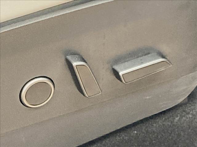 【パワーシート】細やかな調整ができ、体格を問わずベストポジションがとれ長距離ドライブも快適です。