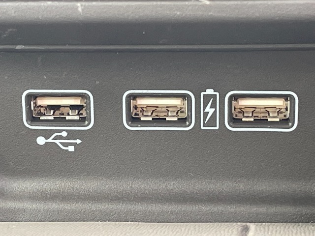 充電用USBポート2つとナビ接続用USBポートがあります！