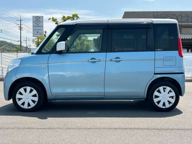【左】お車を左から見るとこのような感じです。ヘッドライトの形や、エアロなどの装備品を確認できます。