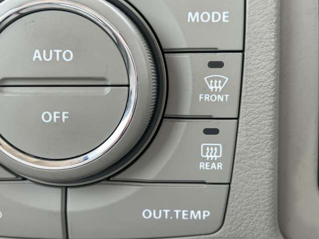 【オートエアコン】車内温度を感知して自動で温度調整をしてくれるのでいつでも快適な車内空間を創り上げます！