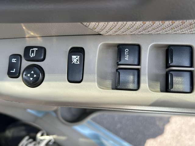 【パワーウインドウ】運転席のスイッチで、各席の窓ガラスの開閉ができます！あると便利ですよね！