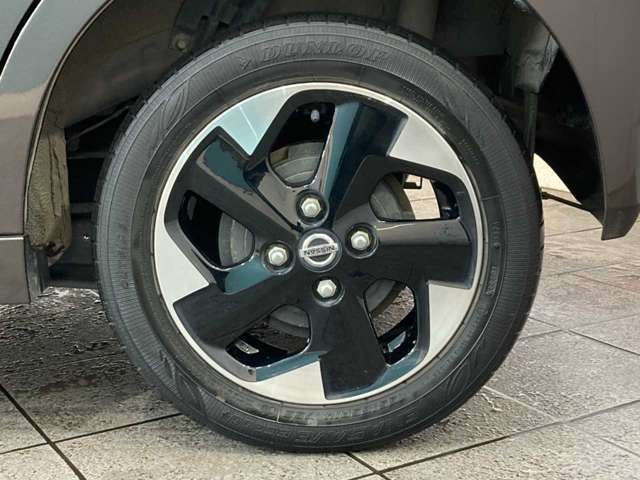 【店内スペース】お子様とご一緒にお越し頂ける安心のキッズスペース♪フリードリンクコーナー♪ファミリーでもお気軽にお越し頂ける空間をご用意しました！展示車も店内スペースには常時2台はご用意しております！