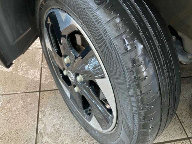 【店内スペース】お子様とご一緒にお越し頂ける安心のキッズスペース♪フリードリンクコーナー♪ファミリーでもお気軽にお越し頂ける空間をご用意しました！展示車も店内スペースには常時2台はご用意しております！