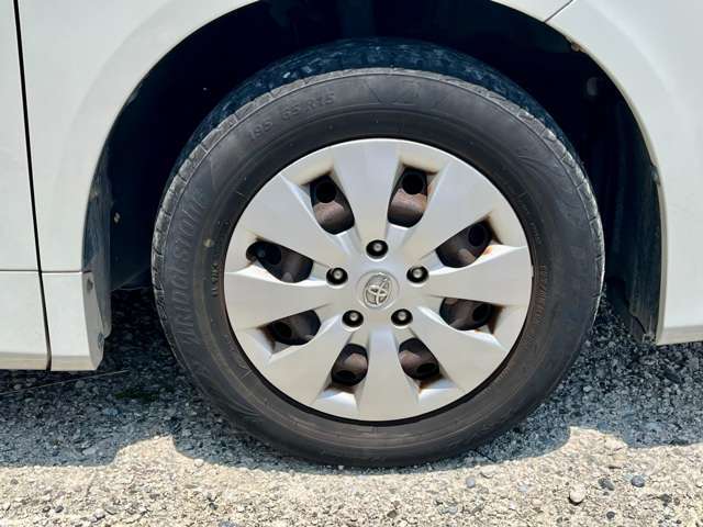 純正15インチタイヤを装着しています。