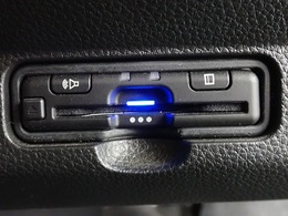 デザインスッキリのビルトイン『ETC』！高速道路の特典はもちろん、キャッシュレスなので料金所では徐行するだけで通過可能です！