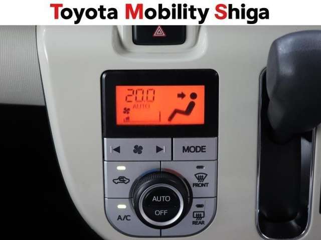 お好み温度に設定すると自動で調整してくれるオ-トエアコン装着車です。