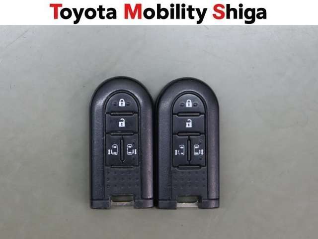 ポケットやカバンの中に携帯しておくだけでドアの施錠やエンジンの始動も鍵を使わず操作できる便利なスマートキーを装備しています。