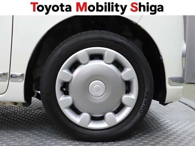 デザイン性に優れた純正のホイールキャップが装着されています。