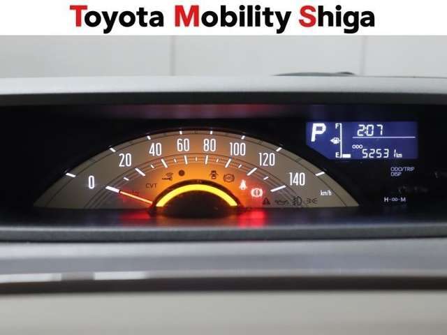 昼でも見やすいシンプルなメーターパネルです。