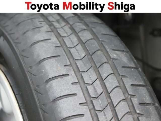 タイヤの残り溝は、2本が2ミリでもう2本は3ミリです。