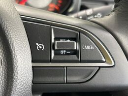 【クルーズコントロール】高速道路もラクラク走行。アクセルを離しても一定速度で走行ができ、長距離運転時の負担を軽減！加速・減速も簡単なスイッチ操作で調整できます。