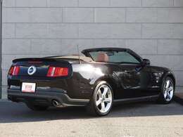 弊社全国50店舗のネットワークと、積載トラックも完備しておりますので全国どちらでも納車可能です！自社工場も完備しておりますのでアフターメンテナンスもご安心下さい！