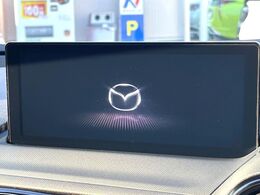 【8.8インチマツダコネクト】車内の雰囲気にマッチした大型のディスプレイ。スマホ接続でのナビ使用やBluetooth再生等、様々な機能が楽しめます。直感的なダイヤル操作が可能で、使い勝手も良好です。