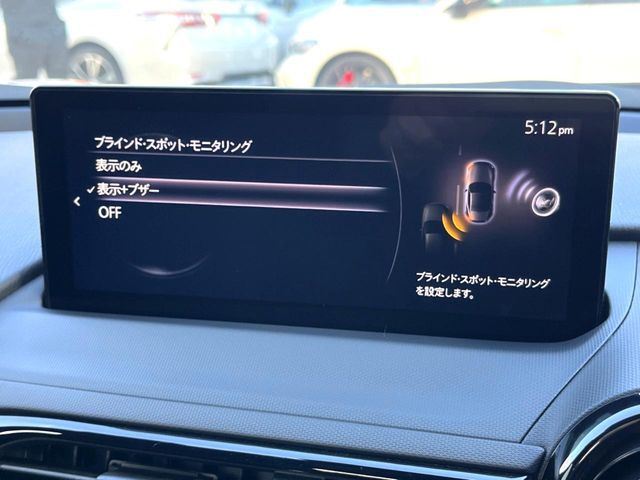 【ブラインドスポットモニタリング】走行中、ドアミラーの死角になりやすい箇所に後続車が接近するとサイドミラー付近に警告を表示、ドライバーに注意喚起をしてくれます。