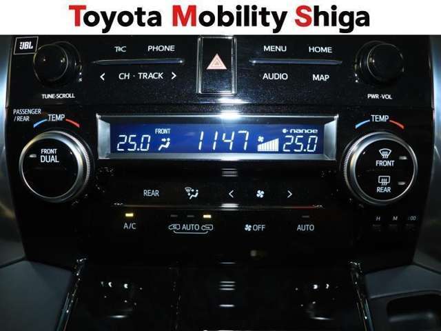 左右独立で温度調節ができるオートエアコンを装着しておりますのでドライブも快適に楽しめます！