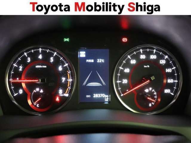 昼間でも夜間でもくっきり見やすい高質感メーター！