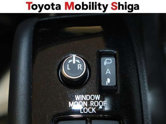 駐車時に便利なスマ-トキ-連動オ-ト格納式ドアミラーを装備しています。施錠すると自動的にドアミラーを格納する便利な機能です！