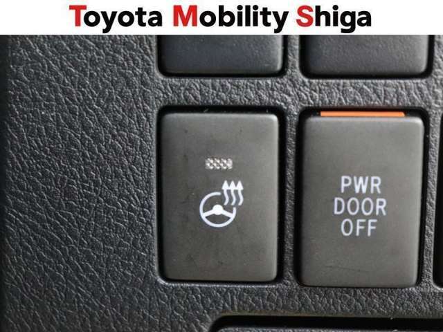 ステアリングヒーター付き。寒い日のドライブも、手のひらから温めてくれます。