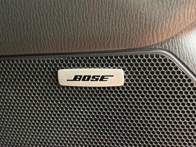 【BOSEサウンドシステム】メーカーオプションの高品位サウンドシステムを搭載。専用のチューニングが施された大小様々なスピーカーから良質なサウンドが奏でられ、臨場感あふれる音響空間を演出します。
