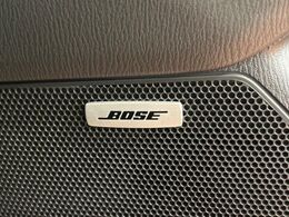 【BOSEサウンドシステム】メーカーオプションの高品位サウンドシステムを搭載。専用のチューニングが施された大小様々なスピーカーから良質なサウンドが奏でられ、臨場感あふれる音響空間を演出します。