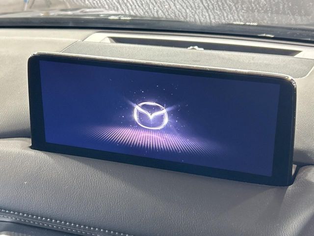 【10.25インチマツダコネクト】車内の雰囲気にマッチした大型ディスプレイ。スマホ接続でのナビ使用やBluetooth再生等、様々な機能が楽しめます。直感的なダイヤル操作が可能で、使い勝手も良好です。