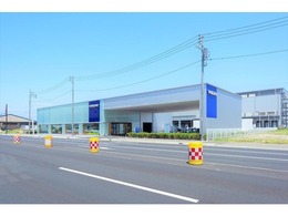 ボルボ・カー平塚店は国道129号線沿い、厚木南ICから車で10分ほどとアクセスも良好です。展示場では認定中古車を含み60台以上を展示しております。