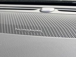 【harman　kardon】ハーマンカードンのHi-Fiスペシャリストと共に、モデル別に開発・設計された専用チューニングが臨場感溢れる音響空間を実現しています。