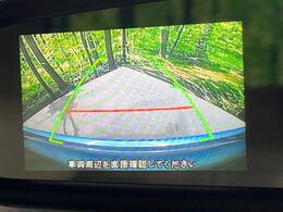 【バックカメラ】駐車時に後方がリアルタイム映像で確認できます。大型商業施設や立体駐車場での駐車時や、夜間のバック時に大活躍！運転スキルに関わらず、今や必須となった装備のひとつです！