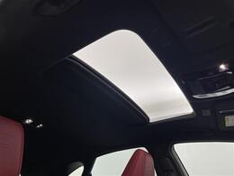 【ムーンルーフ】天井から太陽の穏やかな光や爽やかな風を取り込むことができる、トヨタの「サンルーフ」です！頭上のスイッチでムーンルーフを開閉することができます。