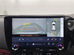 【パノラミックビューモニター＆シースルービューモニター】クルマを真上から見下ろした視点で駐車をサポートします！クルマの斜め後ろや真横など、いち早く障害物に気が付くことができます。