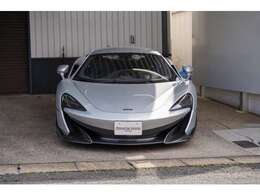 在庫車はすべて屋内保管です！全部で17台保管できるショールーム＆倉庫で展示車と納車前の車はすべて保管しています！