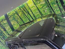 【ガラスルーフ】大型のガラスルーフ搭載で車内の解放感が一気にアップ！開放的なドライブをお楽しみいただけます。