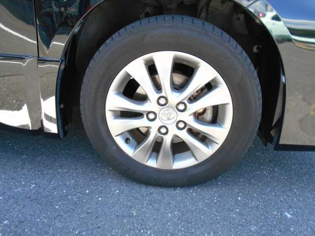 純正アルミホイール装着車です。