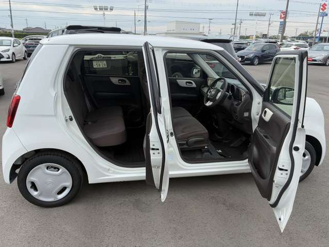 お客様の暮らしに必須なお車を提案し、その後のカーライフを支える。私達はお客様のお役に立ちたい、強い思いで日々仕事をさせて頂いています。おかげさまで12店舗となりました。これからも努力を続けていきます。