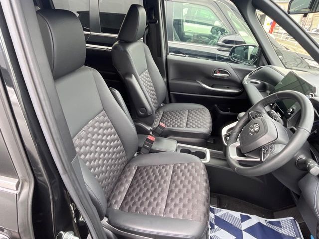 運転席まわりには十分なスペースがあり、大柄な方でもゆったり運転していただける環境です。