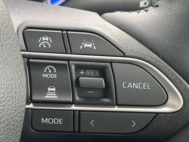 【レーダークルーズコントロール】高速道路での長距離走行が楽に！！自動で速度を保つクルーズコントロールが、衝突軽減システムと連携し、前方の車両を感知して車間を保つように速度調節してくれます！！