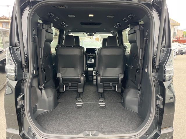 後席を格納すると、これだけの広さが！シーンに合わせたシートアレンジで、大きな荷物も積むことが出来ます♪
