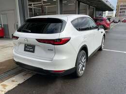 法定整備費用は本体価格に含まれております。洗練されたサービススタッフが法定整備を実施し、必要に応じて交換・修理作業を施したうえで、安心してお乗りいただける状態にしてお引渡し致します。