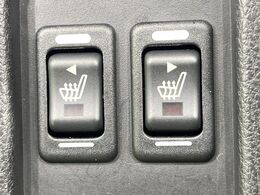 【シートヒーター】寒い日に重宝するシートヒーター！エアコンより早く温まってくれるので寒がりの人も安心ですね♪エアコンの温風は乾燥するから苦手、という方にもをおすすめです。