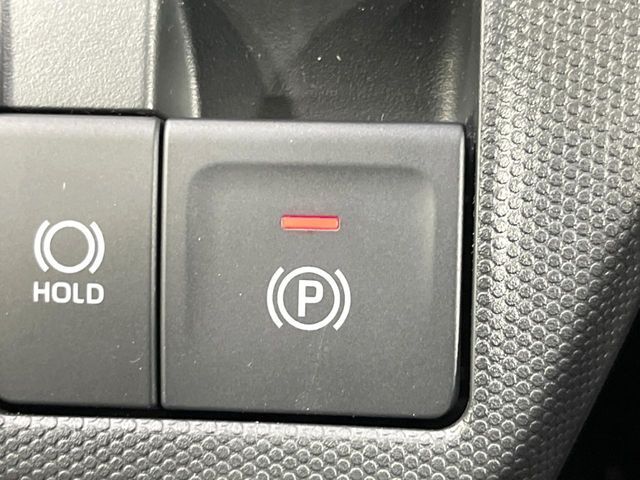 【電動パーキングブレーキ】パーキングブレーキは便利な電動式！ボタン一つで操作でき、アクセルを踏めば自動で解除されます♪レバーやペダルが無いので運転席廻りもすっきりしますね♪